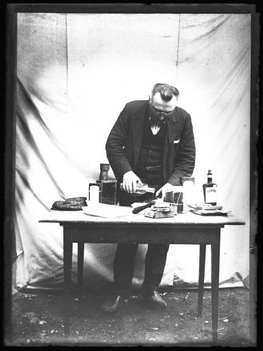 Reconstitution d'un laboratoire photographique : cinq étapes du développement d'un tirage, mises en scène par Ferdinand Tenailleau / Pierre Tenailleau.